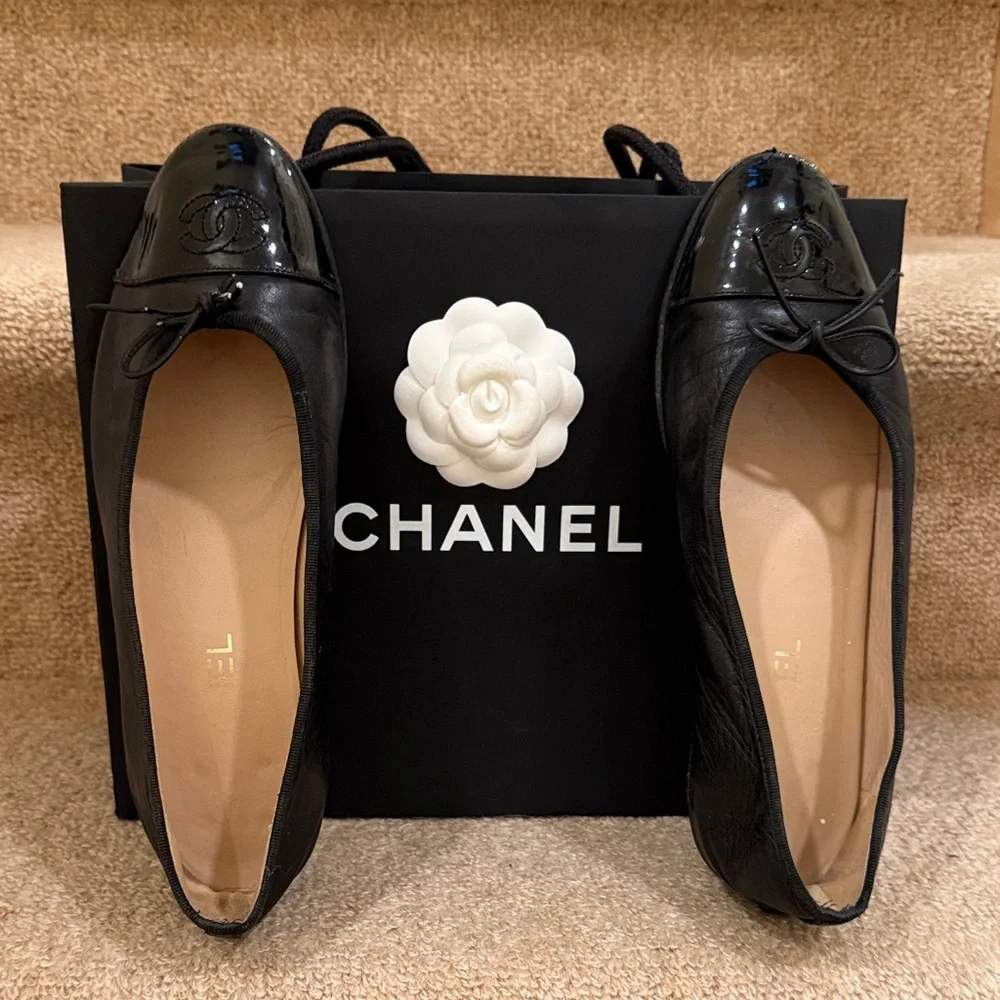 CHANEL Black Patent Leather Flats - Picture 1 of 10